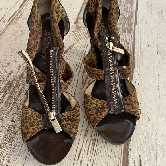 SHOES - Picture 1 of 4